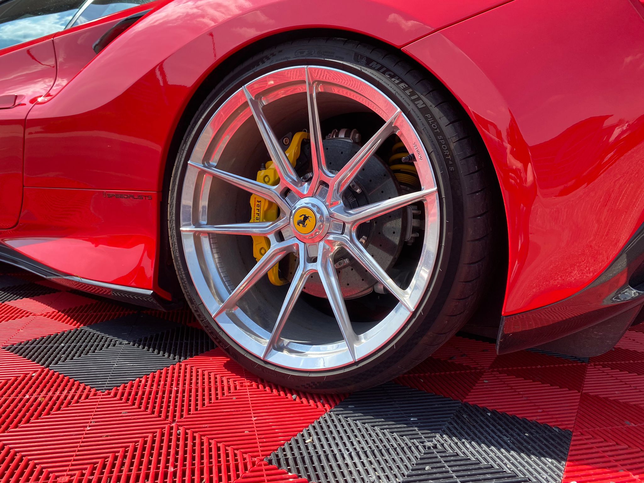 Felgenaufbereitung an einem Ferrari 458 Speciale